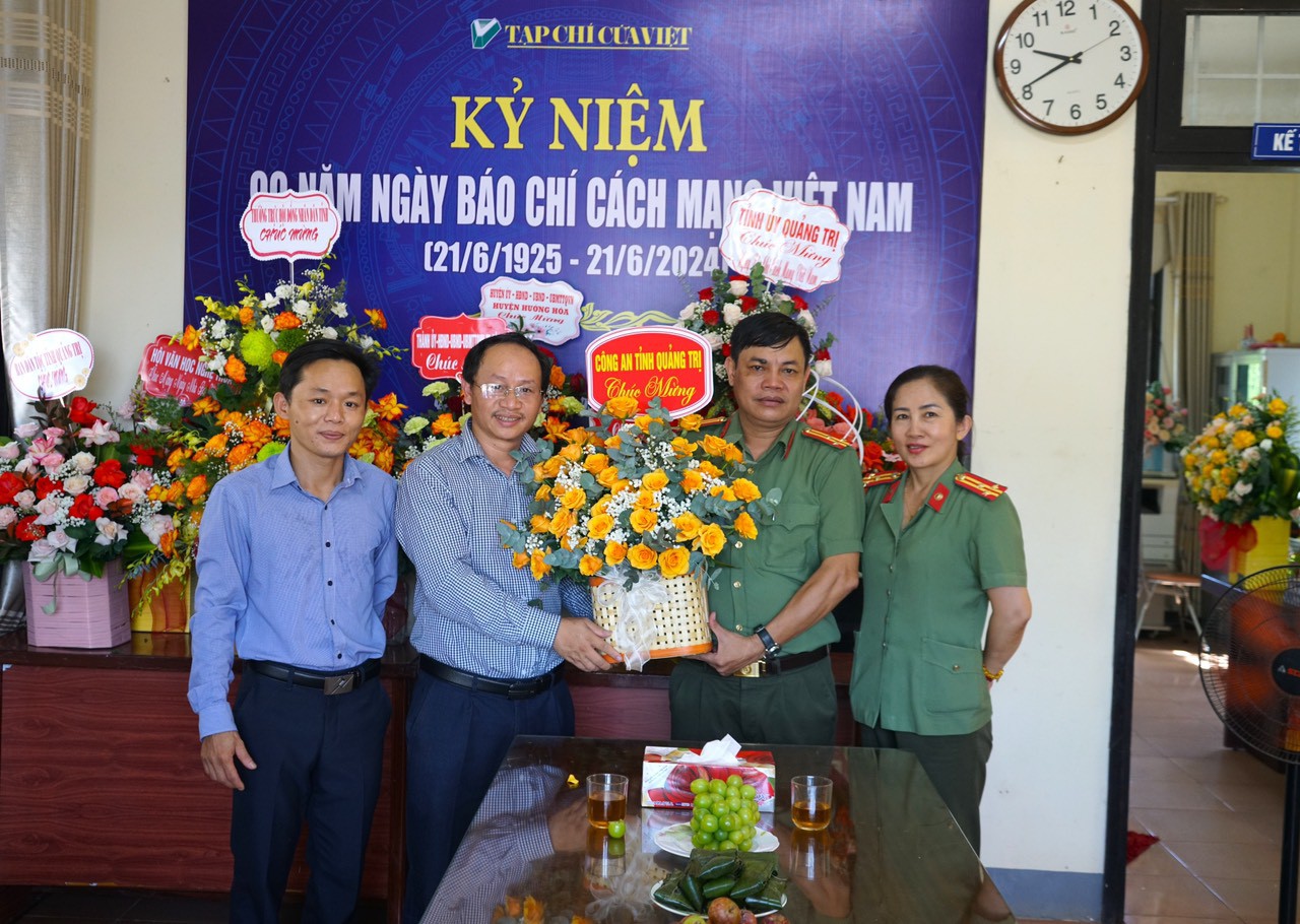 C&ocirc;ng an tỉnh Quảng Trị tặng hoa ch&uacute;c mừng